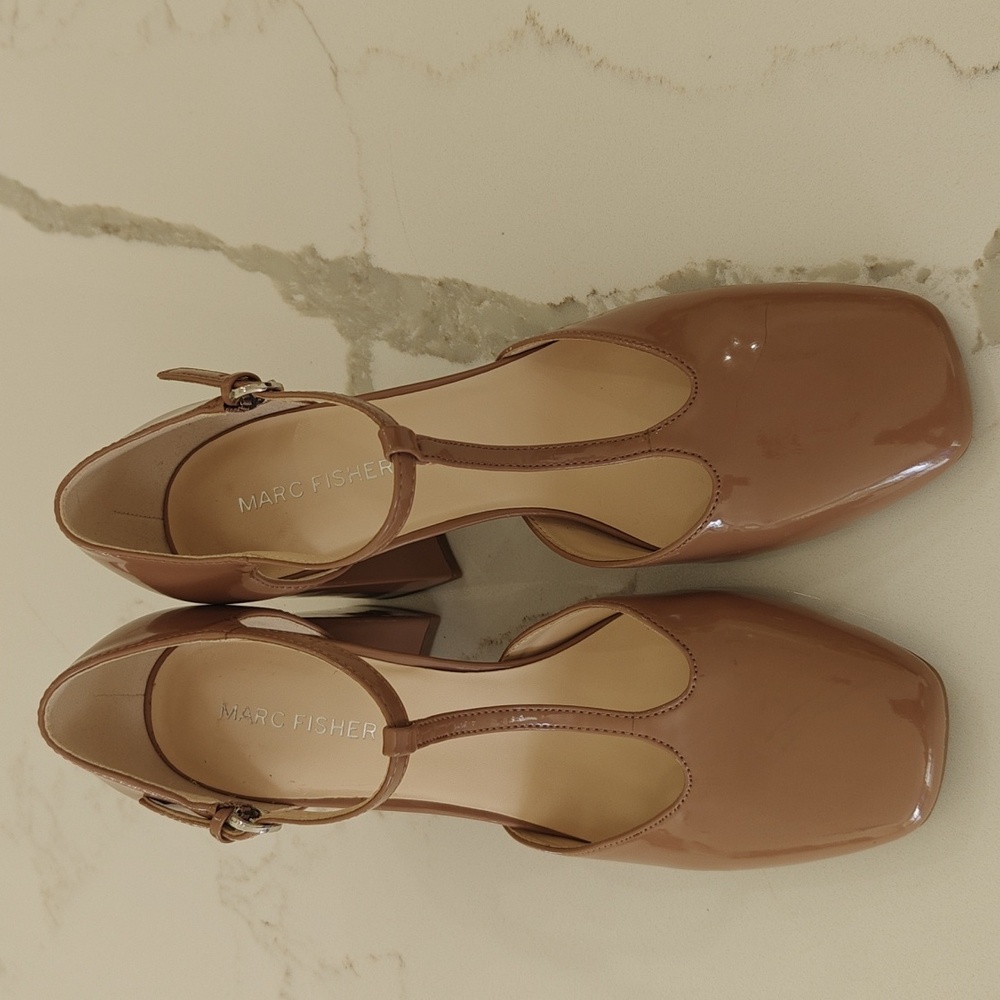 Marc Fisher Tan Patent Leather Shoes T-Strap Block Heel Square Toe Pump 8M